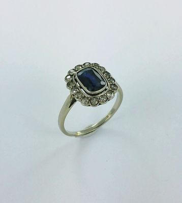 Gros plan sur une bague contenant une pierre bleue