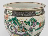 an image of a chinese vase with a dragon design on it