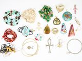 plusieurs types de bijoux différents sur une surface blanche