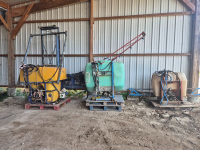 deux machines qui sont à l'abandon dans la boue