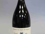 une bouteille de vin posée sur une table