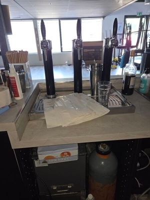 un comptoir sur lequel sont posées de nombreuses bouteilles