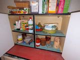 un placard dont les étagères sont bien remplies de provisions