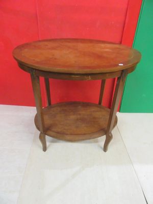 une petite table en bois avec une étagère en dessous