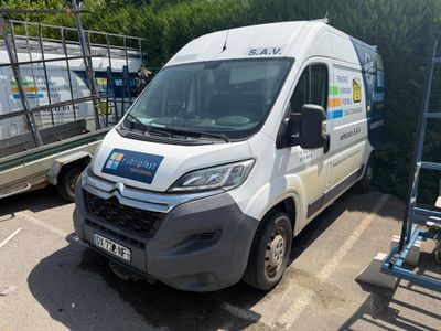 une camionnette blanche garée sur un parking à côté d'un camion