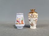 deux vases posés l'un à côté de l'autre sur une table