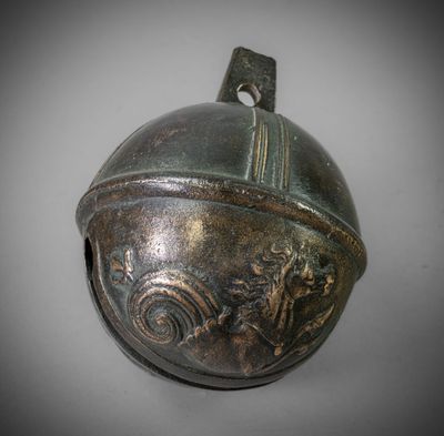 une vieille cloche en bronze ornée d'un dragon, posée sur une table