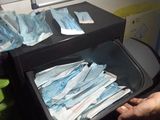 une personne qui tient une boîte remplie de mouchoirs