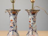 une paire de vases asiatiques ornés de fleurs et d'oiseaux, posés sur une table en bois