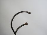 une sculpture métallique représentant un objet en forme de spirale posé sur une table