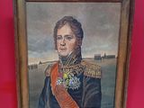 Un portrait d'un homme en uniforme est accroché à un mur rouge.