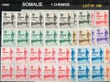 les timbres sont de différentes couleurs et tailles sur un fond noir