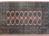un tapis orné d'un motif en médaillon sur fond rose