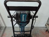a small machine that is sitting on the floor