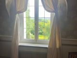 une pièce avec une fenêtre et un tapis au sol