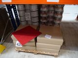 une pile de boîtes sur une palette dans un entrepôt