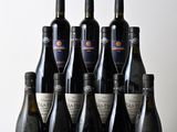 plusieurs bouteilles de vin sont alignées sur une table en bois