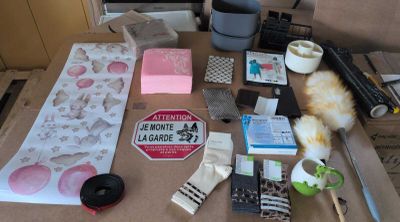 une table sur laquelle se trouvent de nombreux objets et une tasse de café