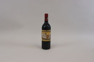 une bouteille de vin posée sur une table