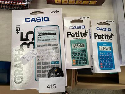 trois calculatrices posées sur une table dans un magasin