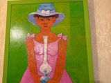 un tableau représentant une femme vêtue d'une robe rose et d'un chapeau bleu