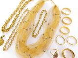 beaucoup de bijoux en or sur une surface blanche