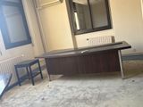 un bureau et une chaise dans une pièce dotée d'une fenêtre
