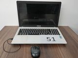 un ordinateur portable posé sur un bureau en bois