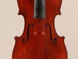 un vieux violon avec un archet accroché à son dos