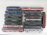 de nombreux petits trains miniatures posés sur une surface blanche