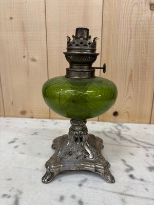 Lot : - Lampe à huile en métal et verre teinté vert