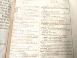 un livre ouvert posé sur une table