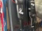 deux outils électriques posés sur un chariot