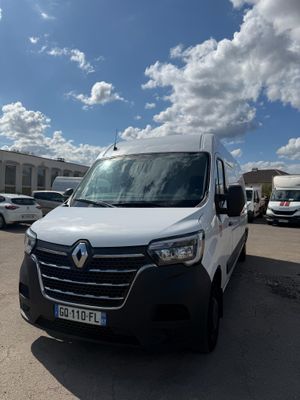une camionnette blanche garée dans un parking