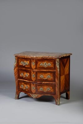 une ancienne commode en bois avec un plateau en marbre