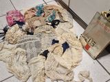 un tas de vêtements par terre, à côté d'une valise