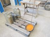une palette en bois sur laquelle se trouve un peu de liquide orange