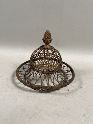 une plaque en laiton ancien surmontée d'un ananas