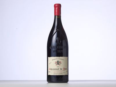 la bouteille de vin rouge est posée sur la table