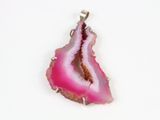 Pendentif en tranche d'agate druzy violette sur fond blanc