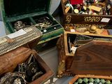 une table sur laquelle sont posés de nombreux bijoux