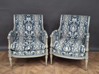 Paire de bergères en bois laqué gris de style Directoire.