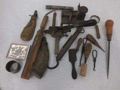 un grand nombre d'outils posés sur une table
