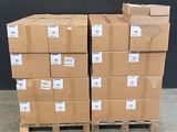 de nombreux cartons empilés sur une palette dans un entrepôt