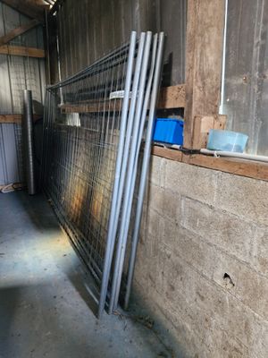 une image représentant une pièce dans laquelle se trouve une clôture métallique