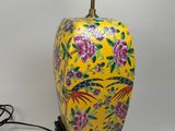 l'image d'une lampe posée sur une table