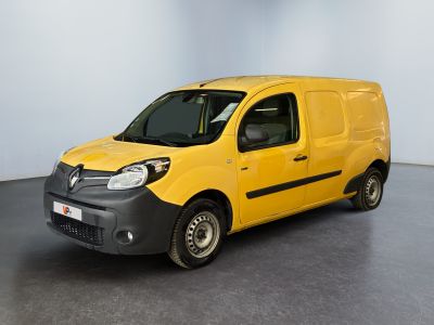 La petite camionnette jaune est garée dans une grande pièce.