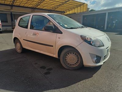 une petite voiture blanche garée dans un parking