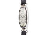 une image représentant une montre argentée avec un bracelet noir sur fond blanc