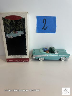 une petite voiture et une boîte de chocolats posées sur une table
